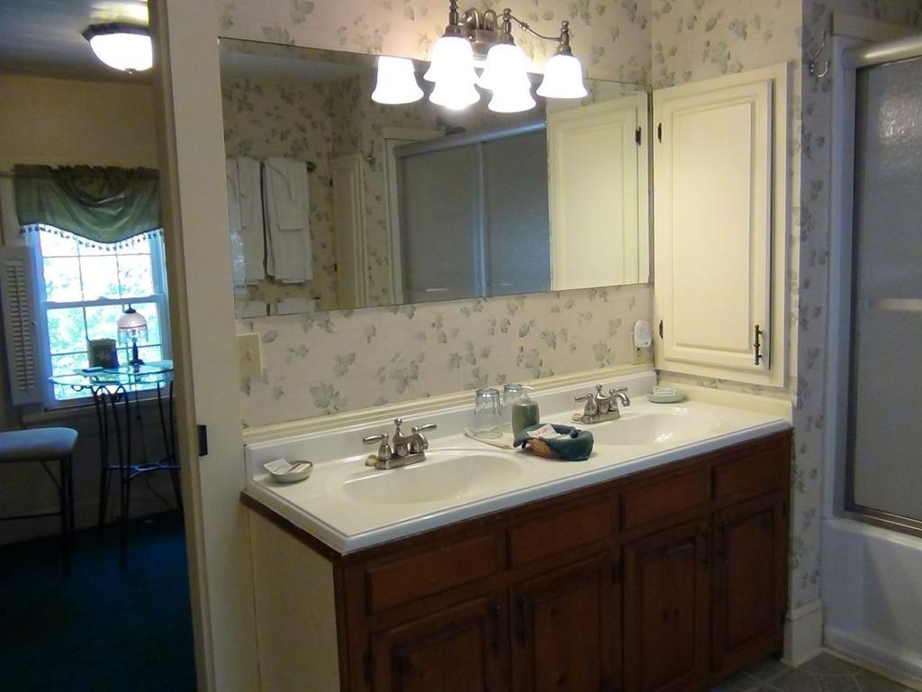 Buffalo Tavern Bed And Breakfast West Jefferson Δωμάτιο φωτογραφία