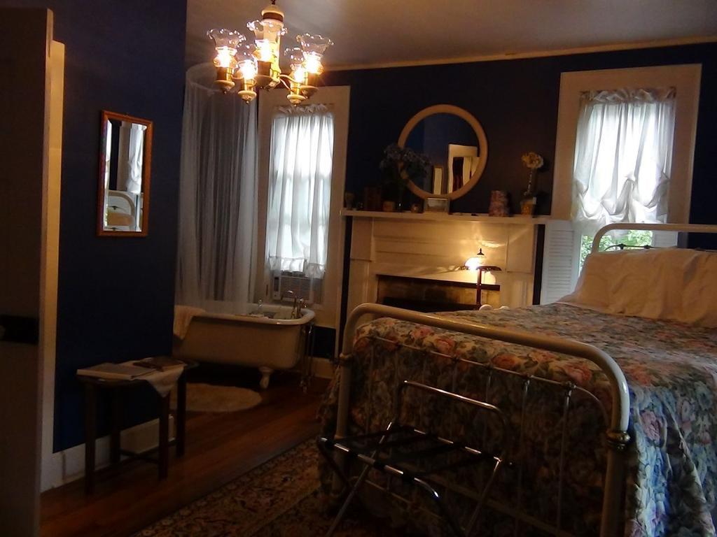 Buffalo Tavern Bed And Breakfast West Jefferson Δωμάτιο φωτογραφία